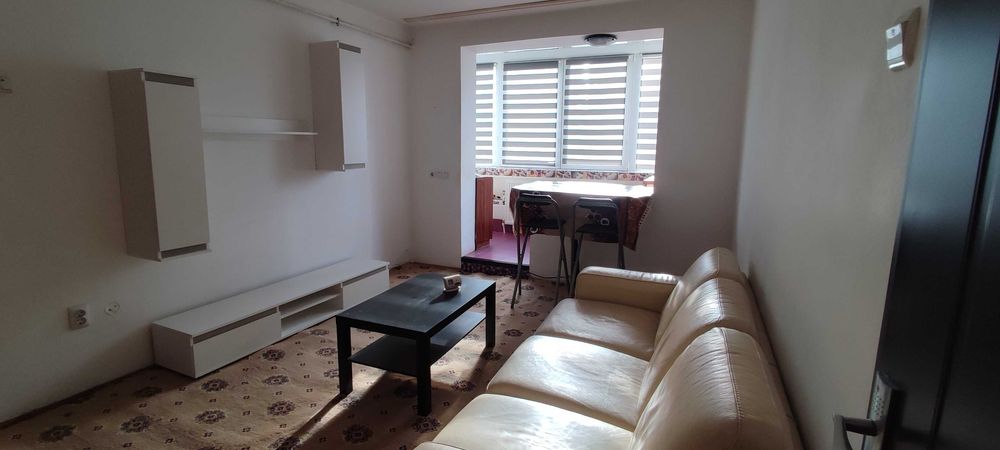 Închiriez apartament 2 camere si living cu bucatarie