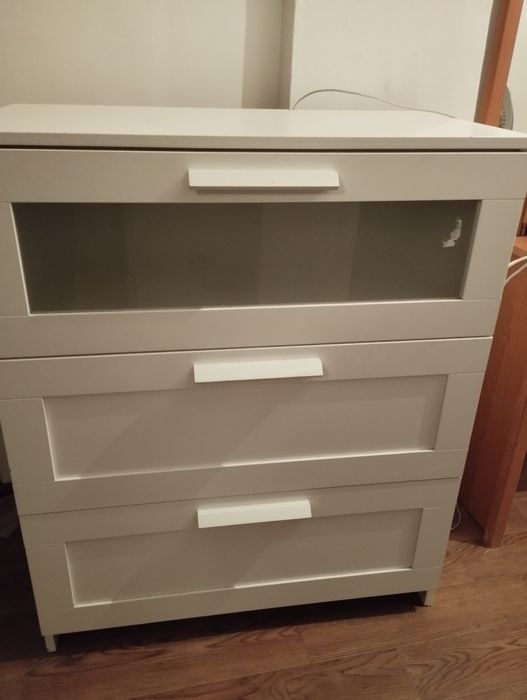 Белый  комод. Три выдвижных ящика