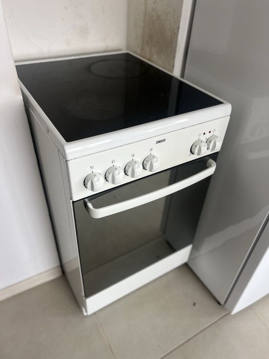 Електрическа готварска печка Zanussi - керамичен плот, фурна
