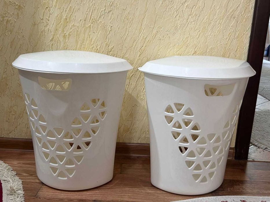 угловая корзина для хранения белья, изготовлена из прочного пластика.