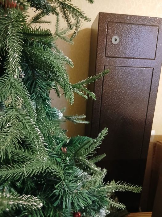 Большой сейф, почти новая