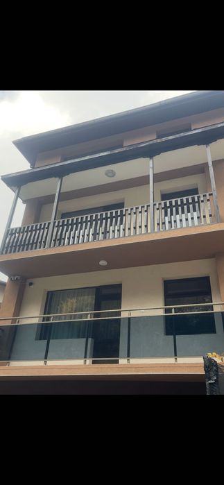 Ограда дървена с цвят палисандър