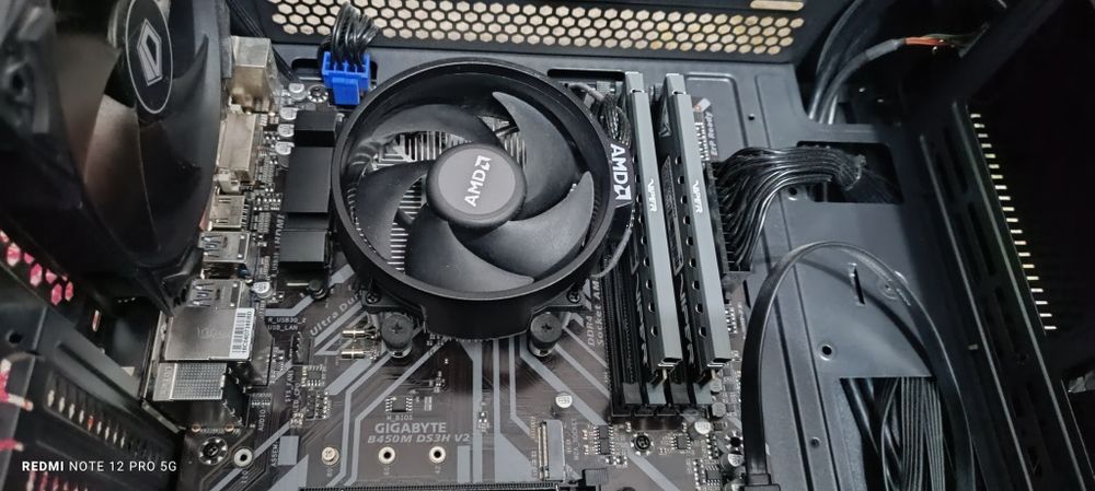 Vând AMD Ryzen 5/2400g/ 8gb ram