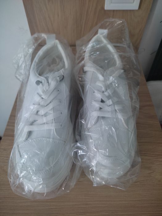 Бели кожени кецове, сникърси