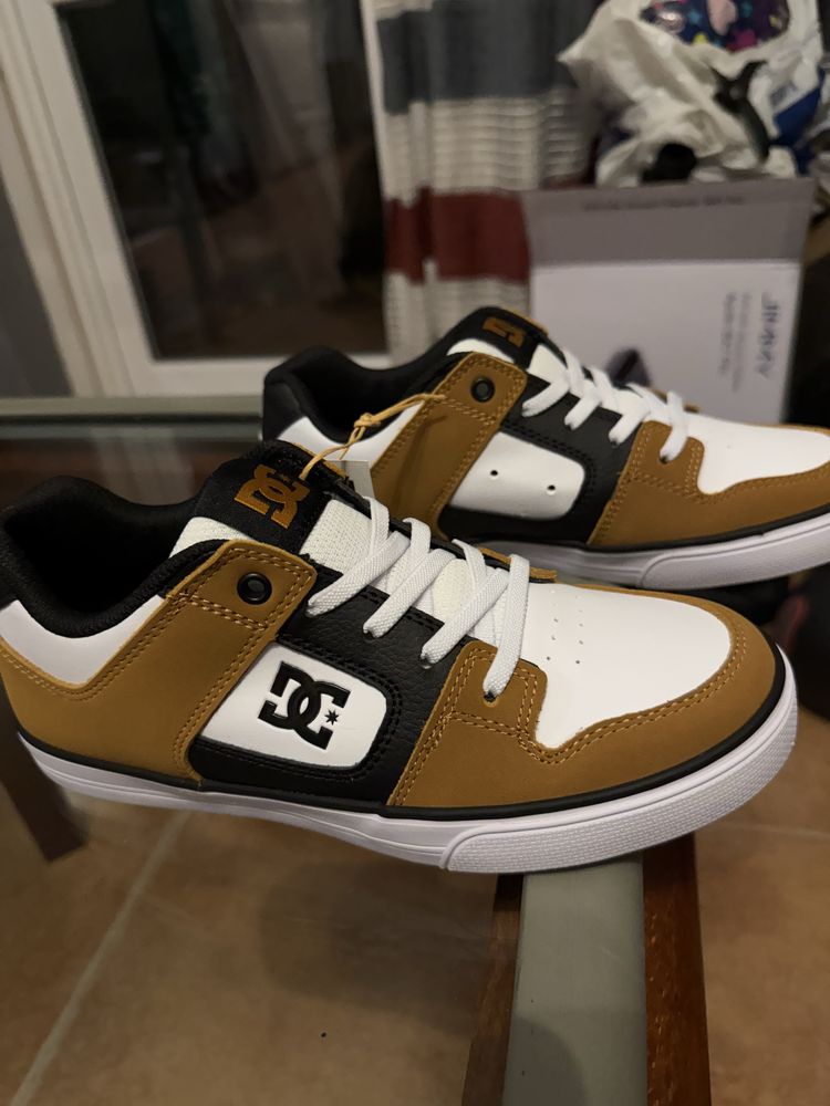 Сникърси- нови с кутия, 36 номер, естествена кожа, DC shoes