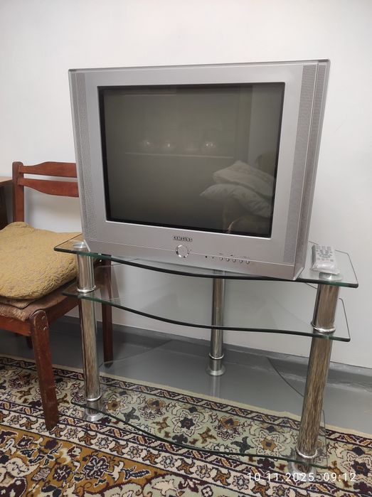 Продаю Телевизор Самсунг в комплекте со стеклянной подставкой