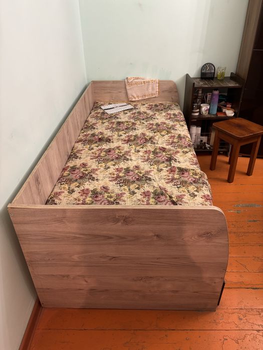 Кровать с матрасом