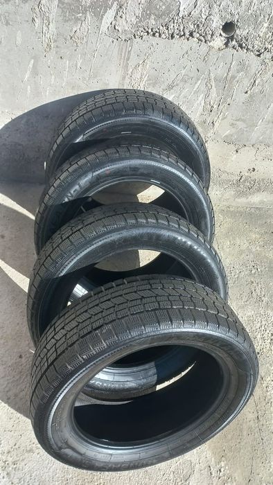Зимние шины 215/55/17 липучка в идеальном состоянии