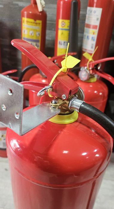 Огнетушитель порошковый и углекислотные