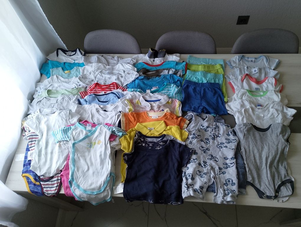 Vând haine pentru bebeluși de vară