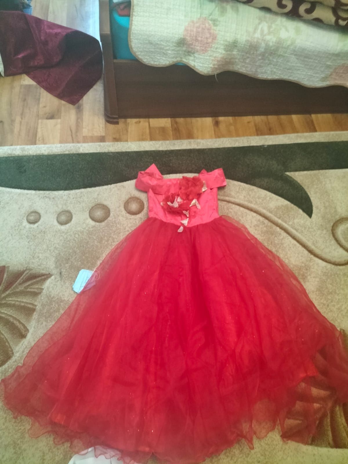 Продаю красное бальное платье на девочку 6-8 класс