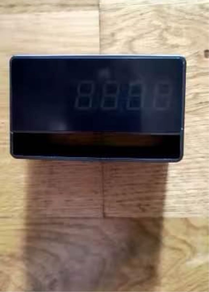 Ceas de birou cu camera ascunsă