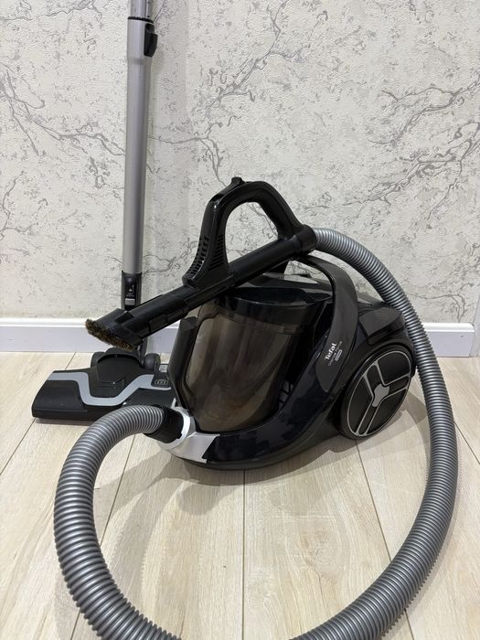 Палесос "Tefal Silence force" черный цвет