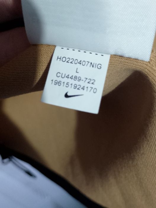 ЧИСТО НОВО горнище на Nike tech fleece бежов