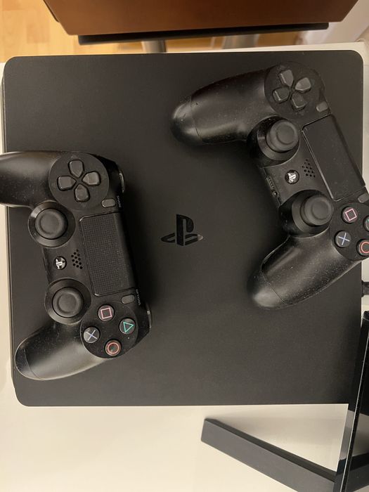 PlayStation 4 Slim 1TB cu 2 controllere IN CUTIA SI PLASTICUL ORIGINAL