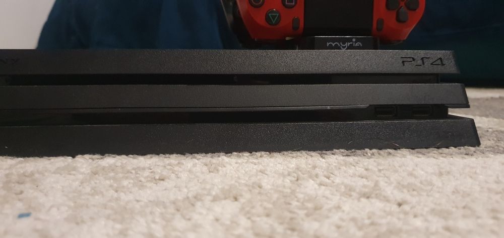 Vând PS4 PRO 1T  în stare impecabila plus jocuri.