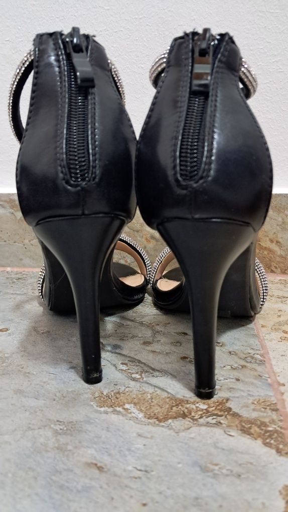 Sandale elegente.