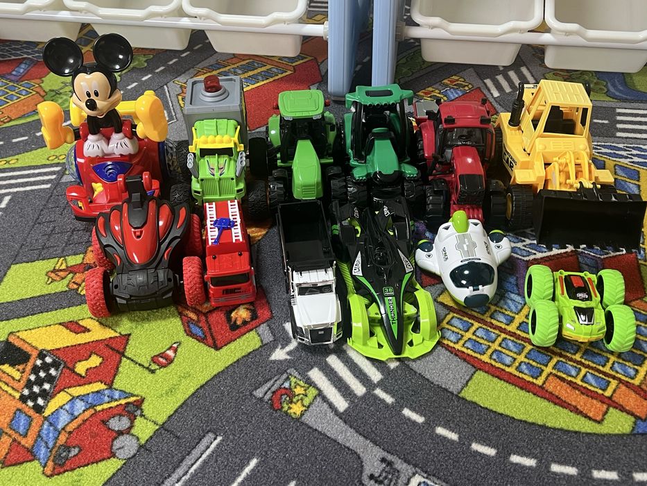 Lot tractoare si masinute