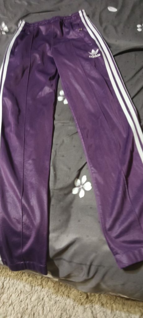 Vând pantaloni adidas