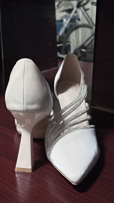 Женские туфли на небольшом каблучке светло бежевые