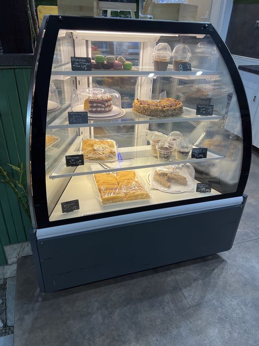 Ъглова сладкарска витрина