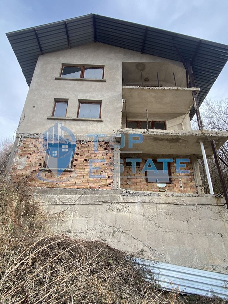 Триетажна масивна тухлена къща с панорамна гледка в с. Драганчетата