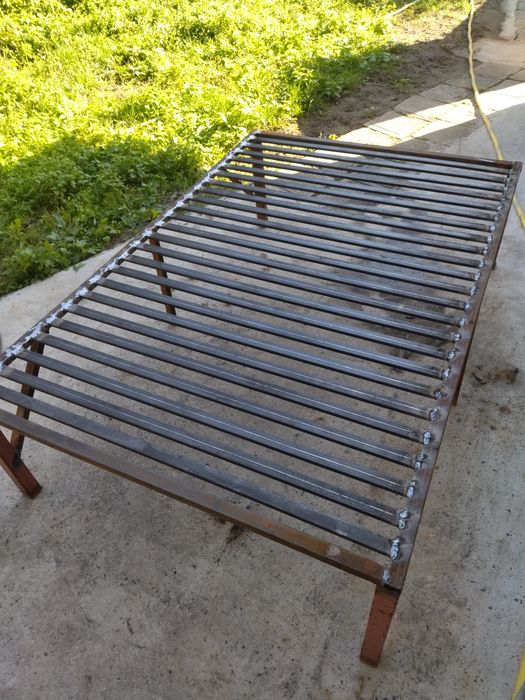 Suport metalic de tăiat porci