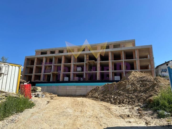 Продава се Тристаен апартамент в Варна, м-т Пчелина - 190 кв.м за 982 €/кв.м - Снимка #9