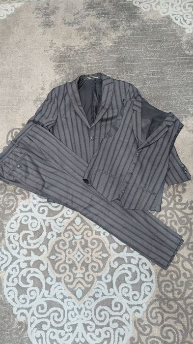 Серый костюм тройка