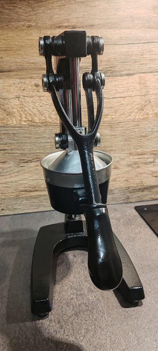 Vând storcător de fructe/presă NOU