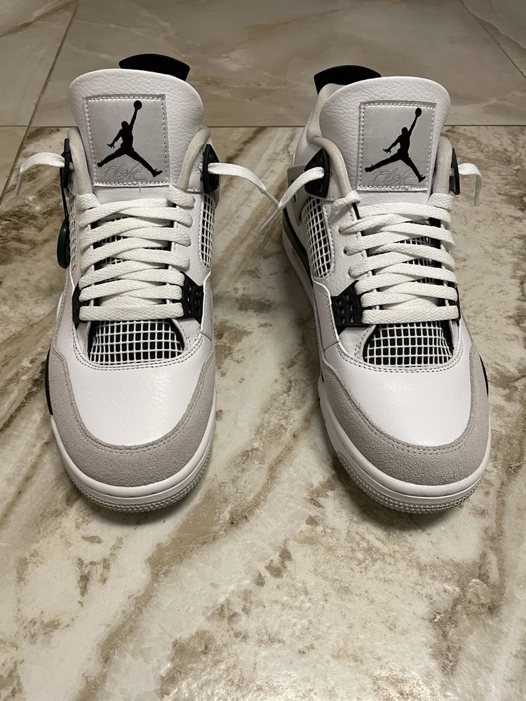 Чисто нови Jordan 4 Military Black. Никога обувани!