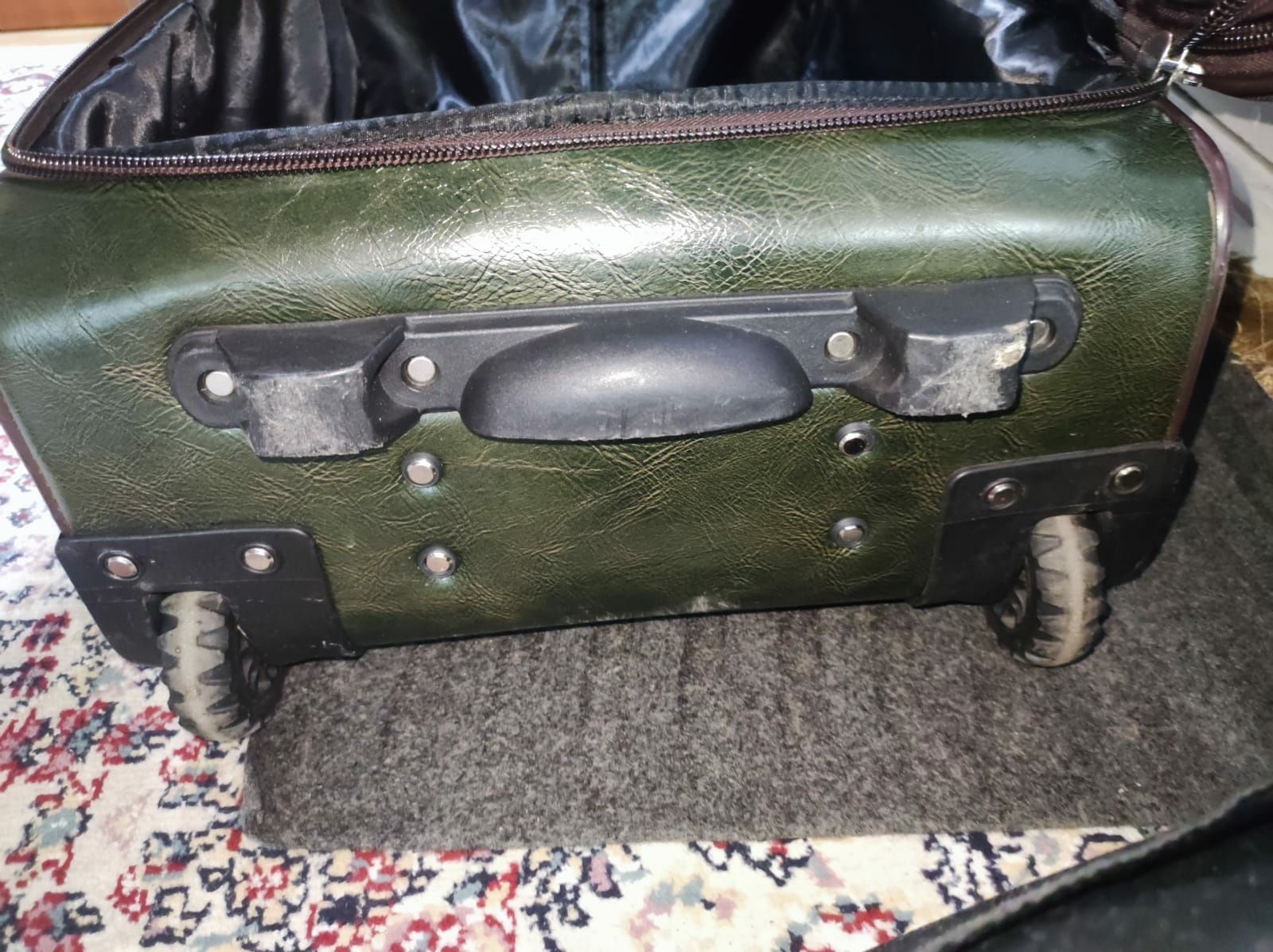 Продам чемодан под ручную кладь фирмы Montblanc