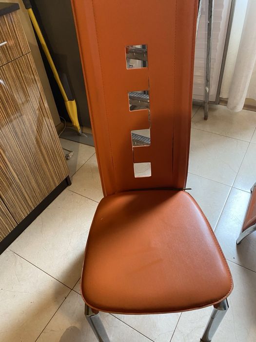 Столове 6 броя и 2 броя бар стола.