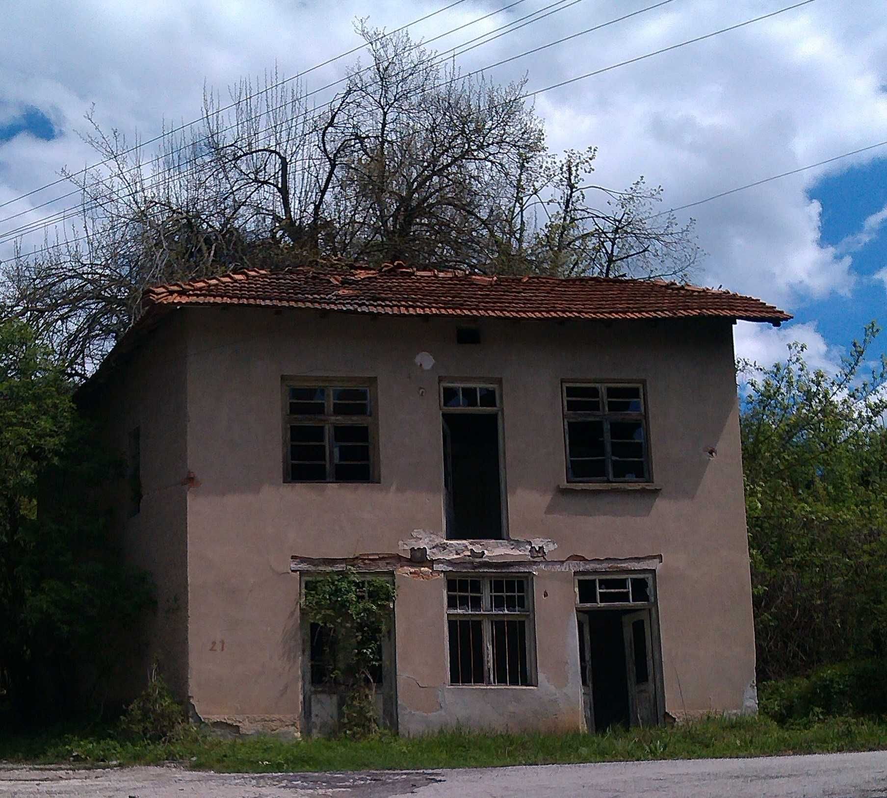 Уникален парцел със стара къща за ремонт центъра на с. Малък Извор