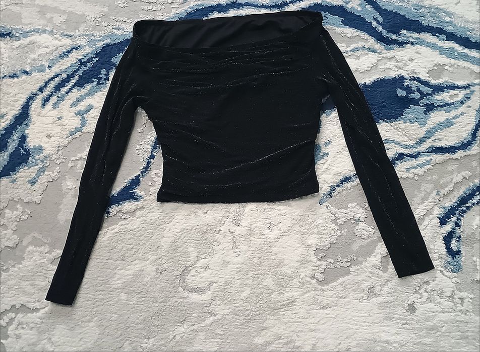 Bluza neagra fara umeri cu sclipici