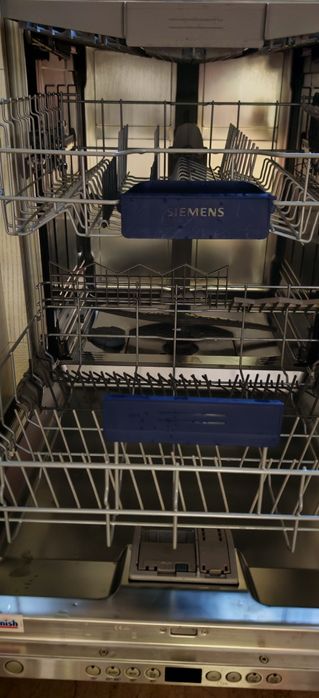 Продавам вградена съдомиялна машина SIMENS (Германия) с ширина 60 см.