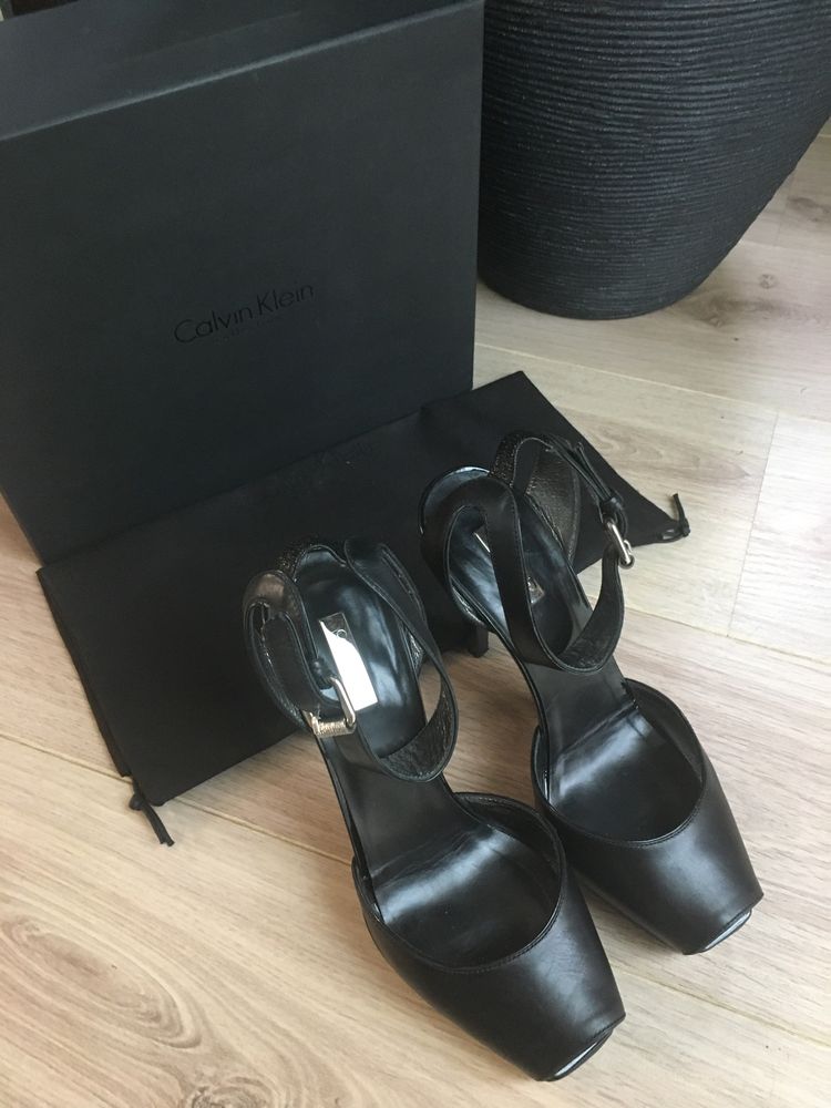Маркови италиански сандали "Calvin Klein" с 80% отстъпка