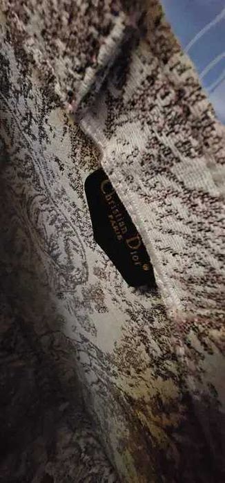 geanta scrie  pe ea  Christian Dior