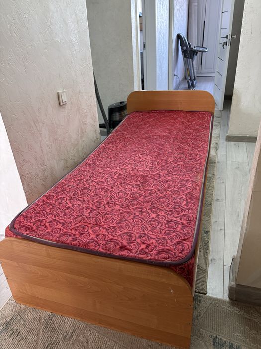Кровать с матрасом