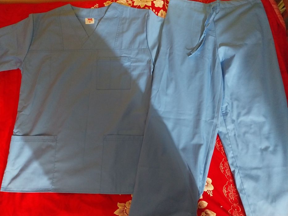 Vând costum medical de damă