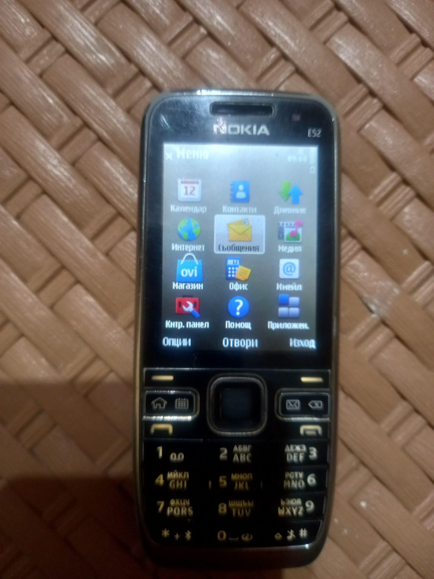 Телефон Nokia E52 бг меню