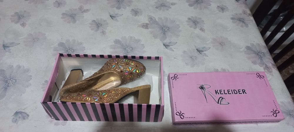 Ayollarni kelinlikda kiyadigan tuflisi sotiladi yangi.