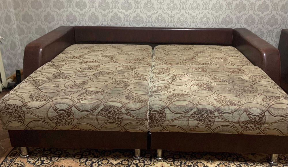 Диван с креслом и подушками