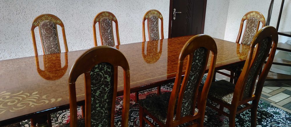 Продам стол со стульями.
