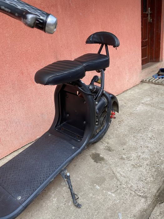 Scuter electric limitat la 25 km la ora în stare buna
