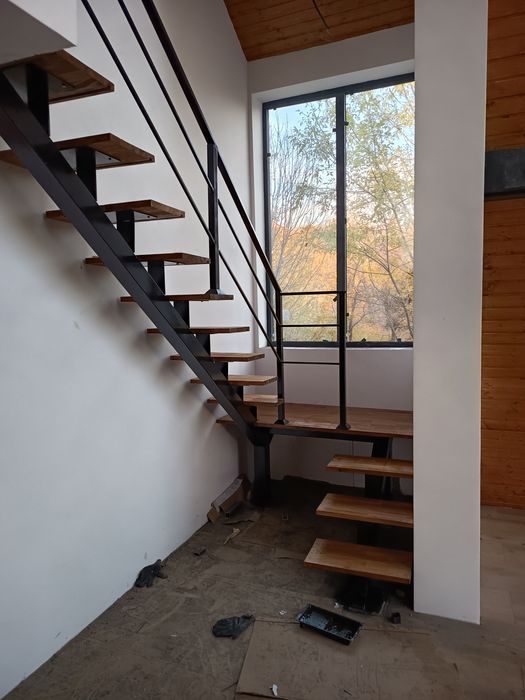 Vindem scări interior de lemn