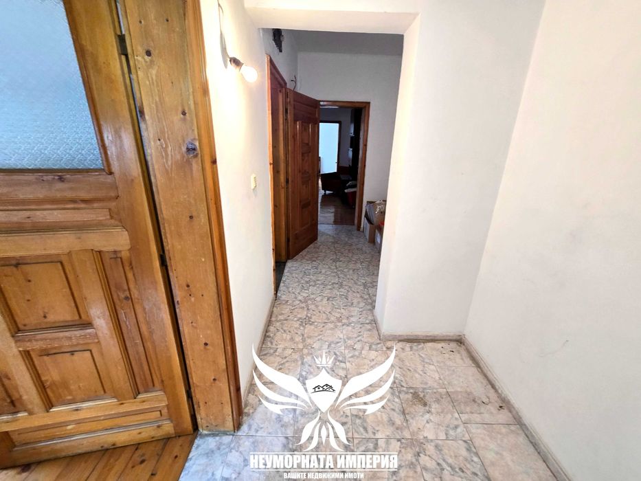 Продавам четириетажна къща РЗП 324кв с 276кв двор гр.Асеновград Изток