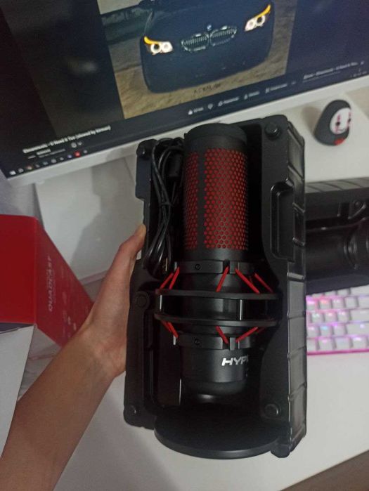 Микрофон HyperX Quadcast черно-красный