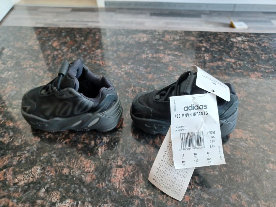 Adidasi Adidas Yeezy Boost 700