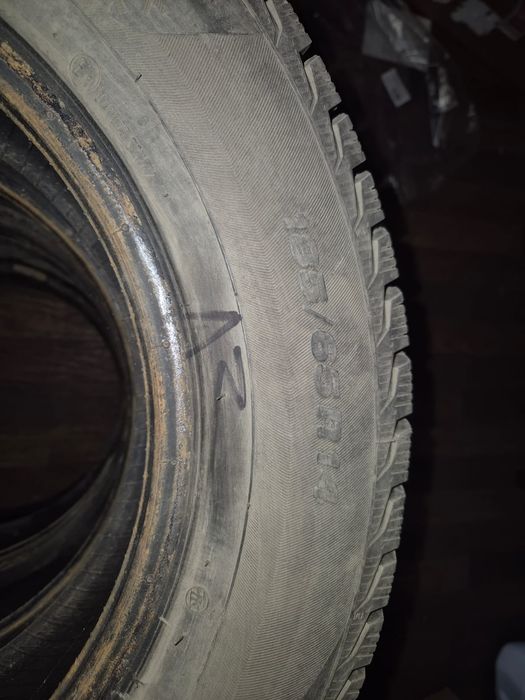Продам зимнюю шипованную резину